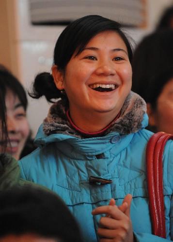 2月18日,灌阳县西山乡茶源村一名群众在听技术指导课时露出笑脸