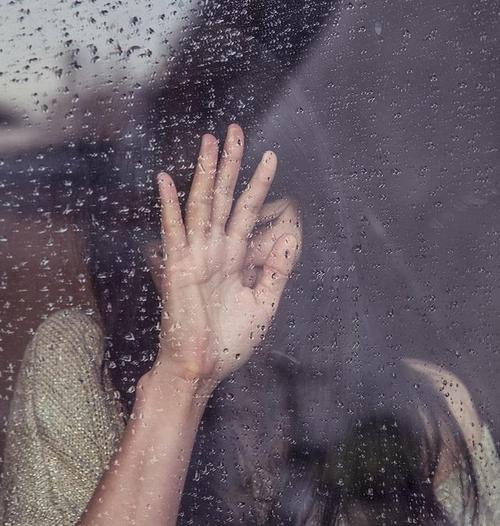 女孩悲伤哭泣下雨雨点窗户人女人