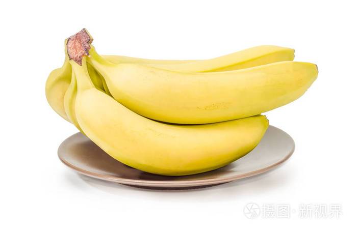 一簇香蕉在褐色的盘子特写
