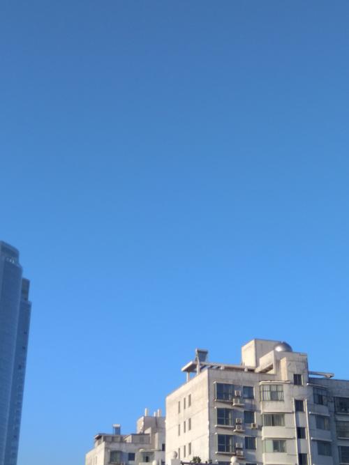 今晨万里无云天空蔚蓝商丘的天空靓丽清新似喷香怡逸感觉太爽了