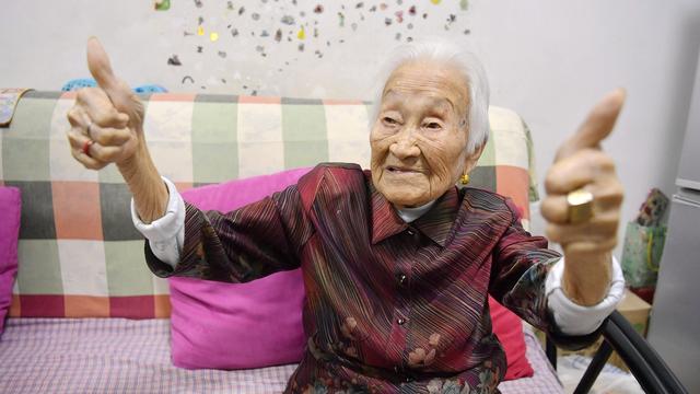 2021年偶然的一天,一位102岁的山东老奶奶开车的视频火爆全网,引来无