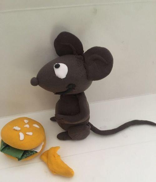 怎样用混色太空泥制作一个简单的卡通小老鼠