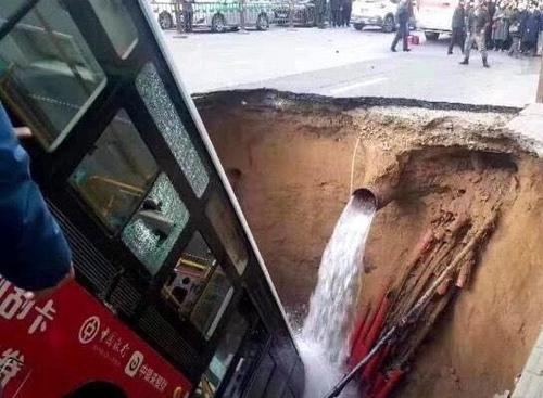 西宁城市道路塌陷,公交车隐入进中