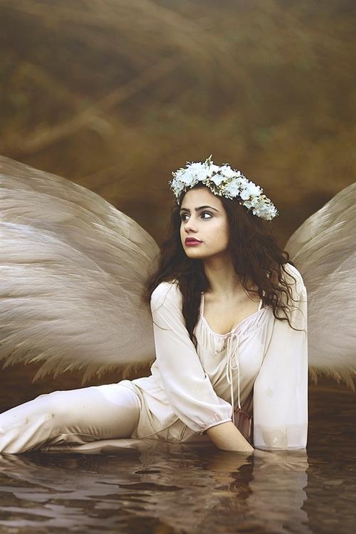 iphone桌布 美丽的天使女孩,翅膀,水