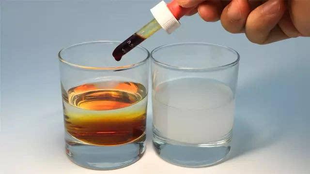 碘酒呈现棕红色,淀粉呈现白色,当淀粉水倒入碘酒溶液后