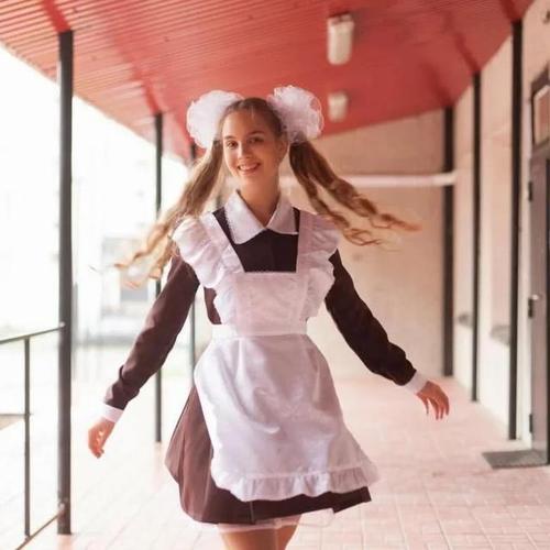 俄罗斯女生校服:围裙从幼儿园系到高中,蝴蝶结变白绢花
