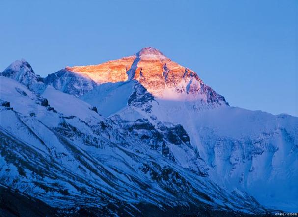 珠穆朗玛峰,作为喜马拉雅山脉的主峰,它的岩面和雪面高程分别为8844.