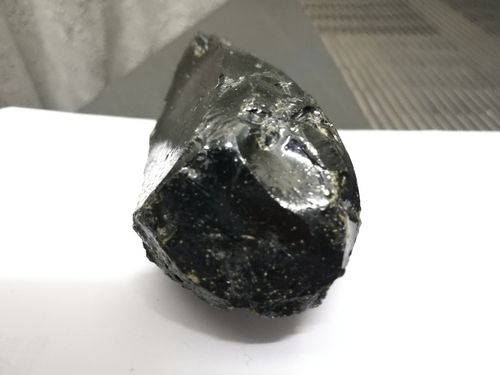 玻璃陨石:请各位专家帮忙鉴定下,这块是不是玻璃陨石,半透明,内部