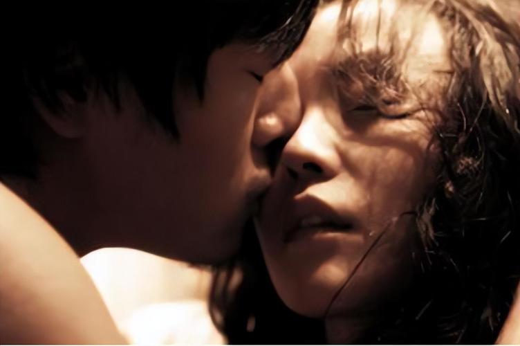 当年,19岁的郝蕾搭档李晨出演了人生第一部电视剧《十七岁不哭》里的