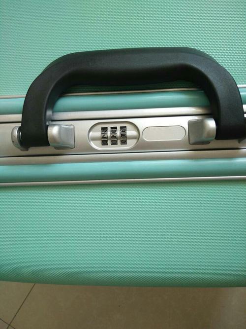 这种密码锁的行李箱忘了密码怎么开 ?