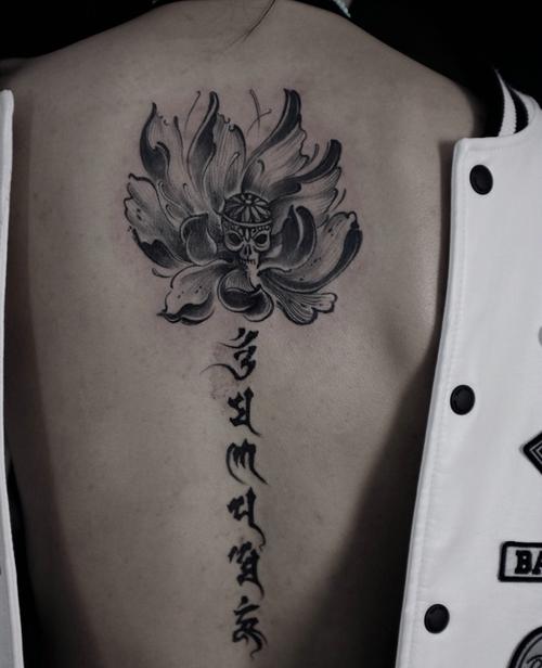 莲花与梵文一起的脊椎部纹身图案