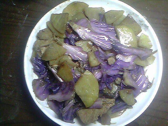 紫甘蓝炒土豆丝的家常做法