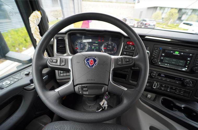 多功能方向盘上醒目的airbag字样清楚的说明了这是一辆带有驾驶员安全