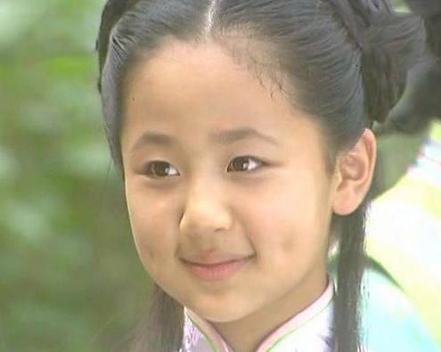 小时候的董鄂妃是由童星杨紫饰演的,然而当年杨紫一出场却遭到了观众