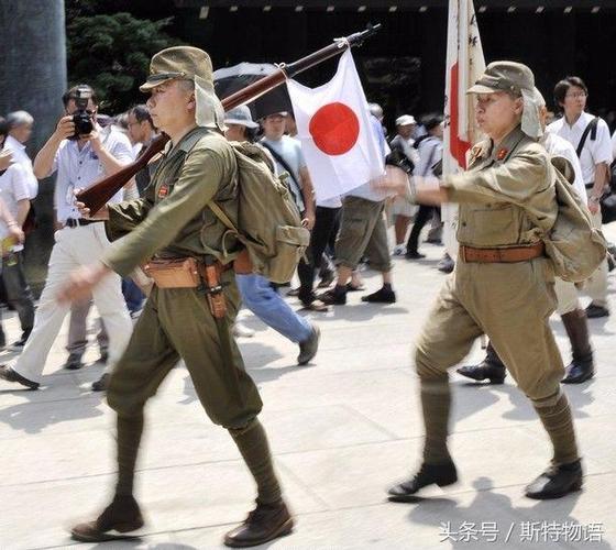 二战日本兵枪上绑膏药旗是干嘛的?原来不是每个士兵都有资格绑