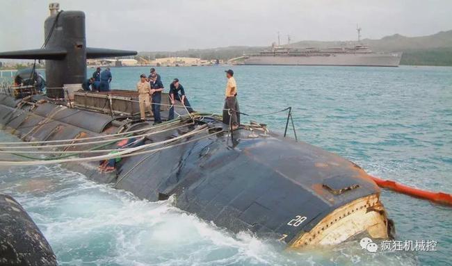 美核潜艇在南海海域与水下不明物体相撞致11人受伤-2.jpg