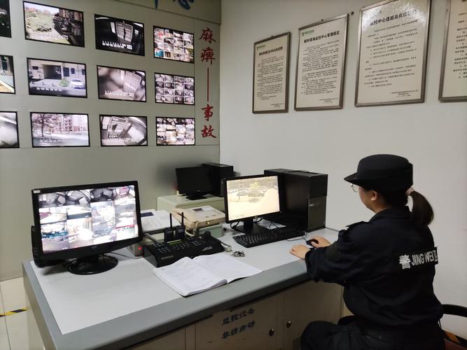 监控室观看各个楼栋的监控录像,发现异常立刻呼叫巡逻人员前去查看.