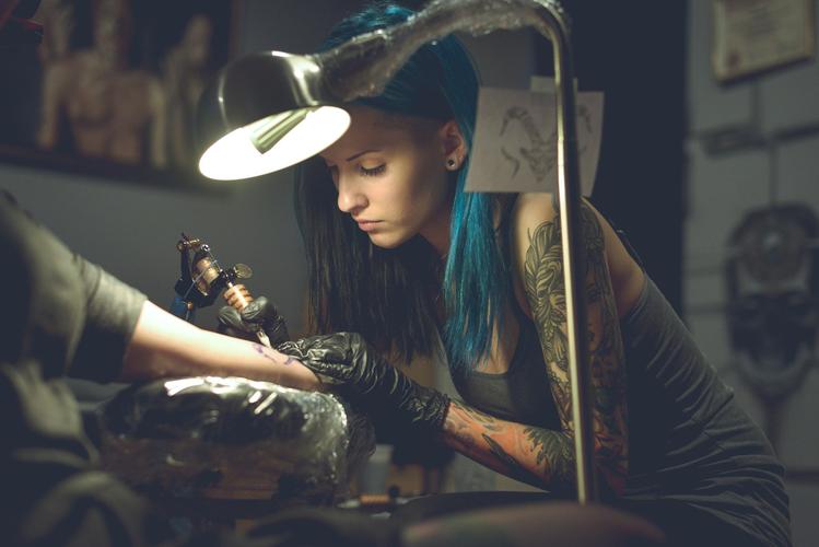 纹身,women,blue hair,tattoo,壁纸,高清壁纸人物,美女,蓝头发,纹身