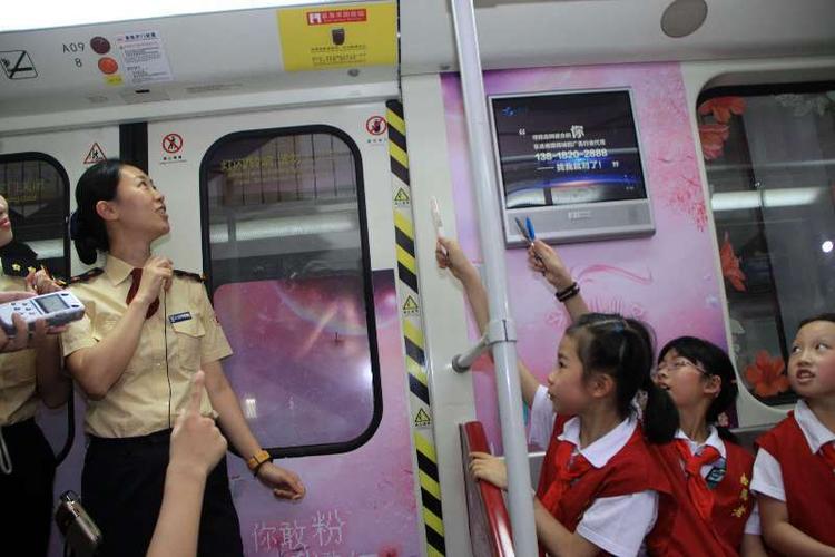 深圳地铁小学生打手冲图片