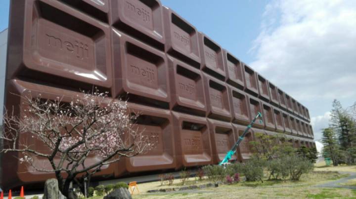 位于大阪的明治巧克力工厂,整栋大楼的外观是一块巨型巧克力