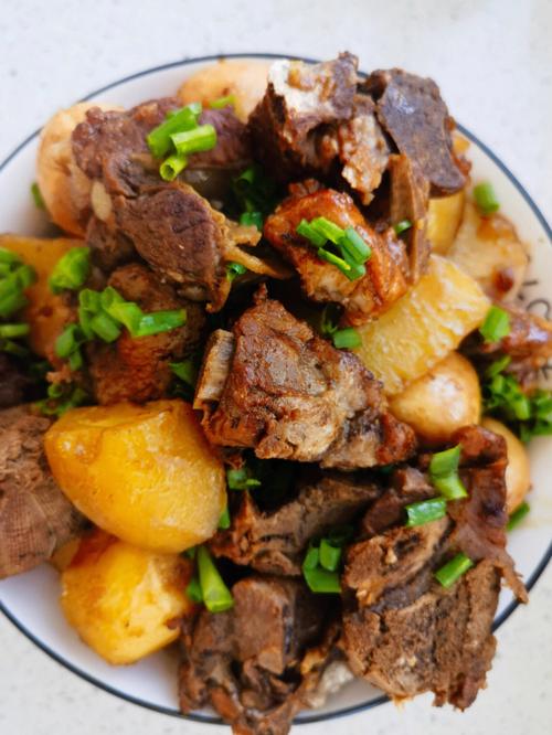 中午吃什么呢,猪肉炖土豆怎么样食材:猪骨头,土豆调料:老抽,盐,花椒