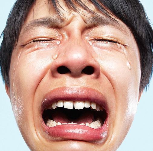 一张日本专辑图片是一个男人哭得很惨,整长脸好像