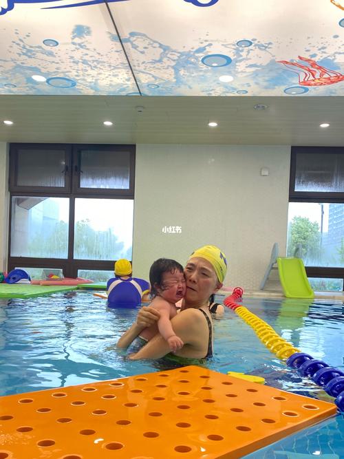 四个月宝宝第一节游泳课